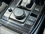 【電動パーキングブレーキ】ブレーキを踏んで停車したときにブレーキペダルから足を離しても停車状態を維持することができます。