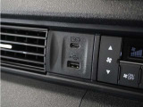 ◆USB接続端子◆スマホやiPodなどを接続して、いつもの音楽を車内でもお楽しみいただけます♪