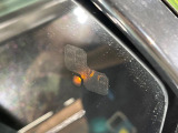 ブラインドスポットモニター『左右斜め後ろを平行して走る車を認識し、車線変更の際に危険を察知するとドライバーへ警告を促します。夜・雨・トンネル内など走行時の環境が悪い時ほど便りになる安全装置です。』