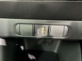 充電用USB端子付き。スマートフォンなどの充電に便利です。