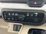 【オートエアコン】一度お好みの温度に設定すれば、車内の温度を検知し風量や温度を自動で調整。暑い&hellip;寒い&hellip;と何度もスイッチ操作をする必要はありません。快適な車内空間には必須の機能ですね♪