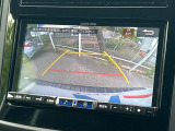 【バックカメラ】駐車時に後方がリアルタイム映像で確認できます。大型商業施設や立体駐車場での駐車時や、夜間のバック時に大活躍!運転スキルに関わらず、今や必須となった装備のひとつです!