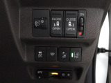両側電動スライドドア。荷物で手が塞がる時など簡単にドアの開閉が出来ます。視認性もよく操作しやすいインパネ回りのスイッチ類です。