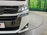 【LEDヘッドライト】悪天候や夜間走行時も良好な視界を確保し安心して運転できる高輝度LEDヘッドライトを装備!点灯速度が早く、消費電力も抑えられています。
