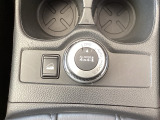 運転席からも助手席からも自由に使えるドリンクホルダー付。