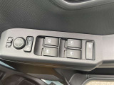 パワーウィンドウ・ドアミラー操作パネルです。ドアミラーはオート機能付きなので車のロック状態がひと目でわかります。