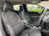 VOLVOのシートは人間工学に基づいた設計となっており、長時間の運転でも疲れにくいと定評があります。