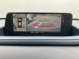 360&deg;ビューモニターでは、両サイドとフロント、バックカメラの合成で、あたかも上空から見下ろした様に周囲を確認して頂けます。駐車場だけでなく、T字路等でも活躍のアイテムです!