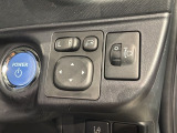 狭い駐車場で便利な電動格納ドアミラーが付いています。