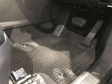 内装工程では、中古車を気持ちよくお乗りいただけるよう清掃しております。シートの洗浄はもちろん、ニオイの元となるフロアカーペットまで洗浄・消臭を実施。