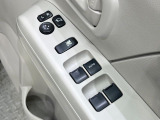 【電動格納ミラー】サイドミラーは電動格納式となっており、狭い駐車場でもキズがつくリスクを抑えられます。