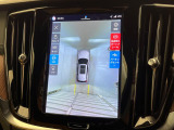 【360&deg;ビューカメラ】4台の高解像度カメラで360度の鳥瞰図を表示。隣の車や壁、死角にある障害物などを画面で確認できるため、狭いスペースでの駐車・出入りも安心です。