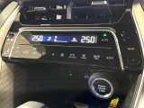 【オートエアコン】一度お好みの温度に設定すれば、車内の温度を検知し風量や温度を自動で調整。暑い&hellip;寒い&hellip;と何度もスイッチ操作をする必要はありません。快適な車内空間には必須の機能ですね♪