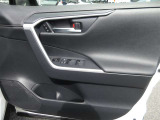 運転席側ドア内側の写真になります。汚れが目立つ部分になりますが、クリーニングも行っております。