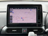 日産純正9インチメモリーナビ(MM223D-L)装備。スマートフォンによる部分地図更新、Bluetooth接続での音楽視聴、快適な画面操作と高音質なオーディオ再生。