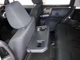 運転席/助手席シート背面にシートバックテーブルが付いています。
