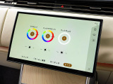 10種類のプリセットテーマに加えマイカラーから30色と4段階の明るさを選択可能!ドア、ダッシュボード、センターコンソールにライトが備わっており気分に合わせて車内の雰囲気を変えられます♪