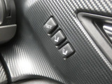 運転席はシートメモリー機能が付いているので、自分以外の人がシートを動かしても、ボタン一つでセットした位置に戻せます。