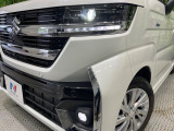 【LEDヘッドライト】悪天候や夜間走行時も良好な視界を確保し安心して運転できる高輝度LEDヘッドライトを装備!点灯速度が早く、消費電力も抑えられています。