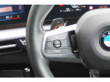 ドライバーが任意で設定した速度をベースに、先行車との車間距離を維持しながら自動で加減速を行い高速走行をサポート。車両停止や再加速も自動で行います