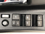 パワーウィンドのスイッチです。運転席に座りながら、助手席や後席の窓を開け閉めできるので大変便利ですよ。