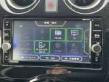 通信ユニット内蔵の日産純正メモリーナビ(MM317D-W)装備、スマホアプリと連動、音声対話検索などに対応した高機能ナビ。多彩なメディア再生