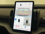 【360&deg;ビューカメラ】4台の高解像度カメラで360度の鳥瞰図を表示。隣の車や壁、死角にある障害物などを画面で確認できるため、狭いスペースでの駐車・出入りも安心です。