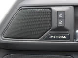 MERIDIANサウンドシステム『英国のオーディオブランドMERIDIANと共同開発された専用サラウンドシステムにより臨場感あふれるサウンドで包み込まれるオーディオ体験が堪能できます。