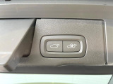 【パワーバックドア】スマートキーや運転席のボタンを押すだけでリアゲートが自動で開閉します!荷物を持っている時や、高い位置にあるバックドアを閉める際に便利な機能です。