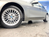 ●純正17インチアルミホイール:輸入車ならではの卓越した走りを支えるホイールと足回りです!日本車の走りに慣れている方にもぜひ体感して頂きたいほど、高いレベルでまとまっています!