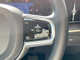 【ステアリングスイッチ】運転中、前方から目線をそらさずにオーディオ等の操作ができるよう、適切に配置されたスイッチ類。安心&快適なドライブを演出してくれる便利な機能です。