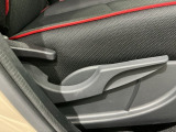 シートハイトアジャスターが付いているので運転姿勢を調整するのに便利ですね。身長に合ったシートポジションは安全運転や疲労軽減にもつながります。