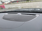【harman kardon】ハーマンカードンのHi-Fiスペシャリストと共に、モデル別に開発・設計された専用チューニングが臨場感溢れる音響空間を実現しています。