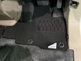 新品の純正フロアマット付きです。ドライブの際に気分良く乗って頂けます。