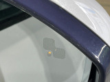 ◆ブラインドスポットモニター『左右斜め後ろを平行して走る車を認識し、車線変更の際に危険を察知するとドライバーへ警告を促します。夜・雨・トンネル内など走行時の環境が悪い時ほど便りになる安全装置です。』