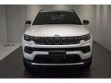 Jeep伝統の7スロットグリルが存在感ありますね。