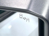 【ブラインドスポットモニター】走行中、ドアミラーの死角になりやすい箇所に後続車が接近するとサイドミラーのレンズに警告を表示!ドライバーに注意喚起をしてくれます。