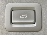 【ハンズフリーパワーバックドア】リアバンパー下部に足先を出し入れするだけでバックドアが自動で開閉♪両手が荷物でふさがっている時でもラクラク開閉操作が行えます!