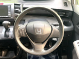 インテリアに合わせたデザインのステアリングは、運転される方のことも考え、運転しやすい形状、大きさです。是非一度、実際に触ってお確かめください。