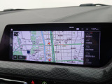 【純正ナビゲーション】BMWのナビゲーションは操作性も良く、詳細な地図情報と交通状況を見やすく表示し、快適なドライビングをサポートしながら目的地までナビゲートします。