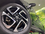 【純正オプション15インチアルミホイール】純正オプションホイールを装着。走行性能の向上に加え、外観もよりスタイリッシュになっています。