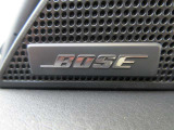 BOSEサウンドシステムを搭載。「良い音を出す」ではなく、その車種のごとに特徴を計算(車種専用設計)し、「反響音」を作り出すことによってどの座席でも自分中心で音が聴こえ、「心地よい空間」を作り出します。
