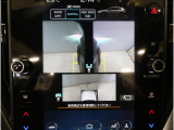 左右のサイドカメラ映像を同時に表示し、車両周囲の死角をしっかりカバー。狭い道や駐車時の接触リスクを減らし、安心して操作できる視界を確保します。