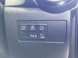 運転席横のスイッチでアイドリングスイッチやパーキングセンサーのON/OFFの切替が可能です。