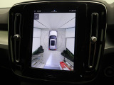【360&deg;ビューカメラ】4台の高解像度カメラで360度の鳥瞰図を表示。隣の車や壁、死角にある障害物などを画面で確認できるため、狭いスペースでの駐車・出入りも安心です。