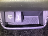車内で便利な電源供給。【アクセサリーソケット】で、スマートに充電!