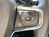 【ステアリングスイッチ】運転中、前方から目線をそらさずにオーディオ等の操作ができるよう、適切に配置されたスイッチ類。安心&快適なドライブを演出してくれる便利な機能です。