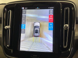 【360&deg;ビューカメラ】4台の高解像度カメラで360度の鳥瞰図を表示。隣の車や壁、死角にある障害物などを画面で確認できるため、狭いスペースでの駐車・出入りも安心です。