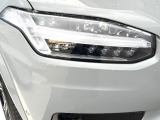【LEDヘッドライト】ハイビームを先行車や対向車にあてず、その両サイドではハイビーム照射を維持。見える範囲が段違いに広くなりました。北欧神話に登場するトールハンマーをモチーフにデザイン。