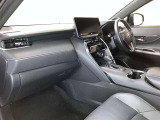 高いホールド性で運転姿勢が安定します。長距離ドライブでも疲れにくいのが魅力です。快適なドライビングライフをお送りください♪